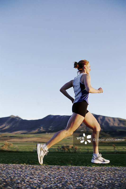 女人跑图片素材