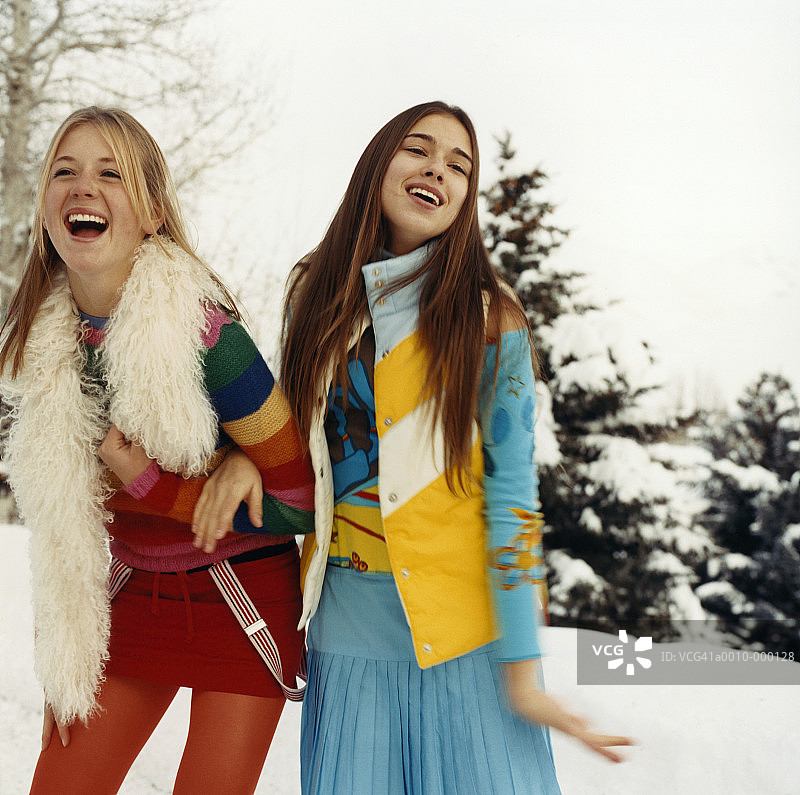 雪地里手挽手的年轻女性图片素材