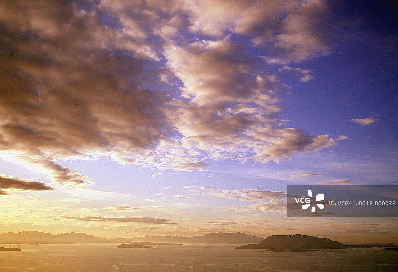 多云的天空和地平线图片素材