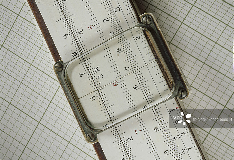 坐标纸上的计算尺图片素材