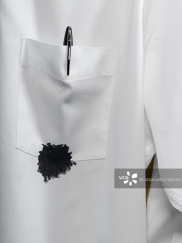 衬衫口袋上的墨水污渍图片素材