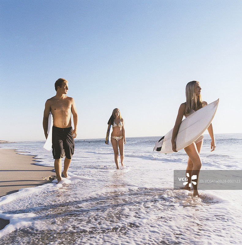 带冲浪板的人图片素材