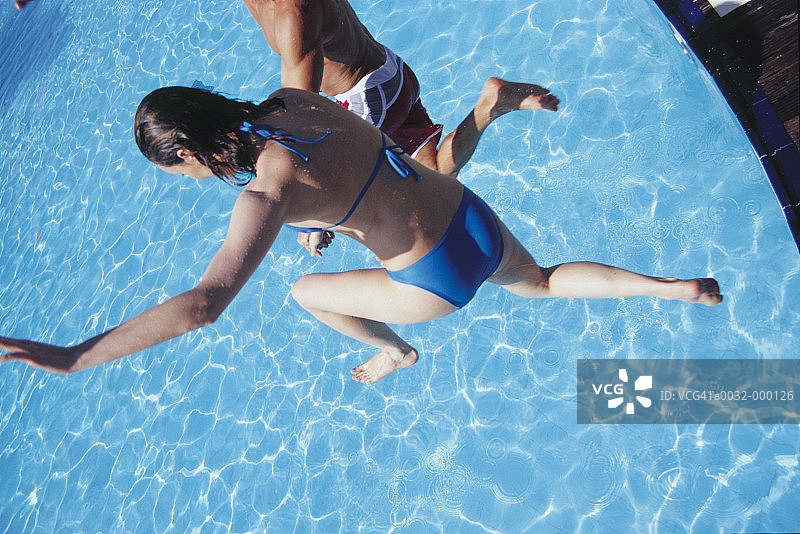 情侣跳入泳池图片素材