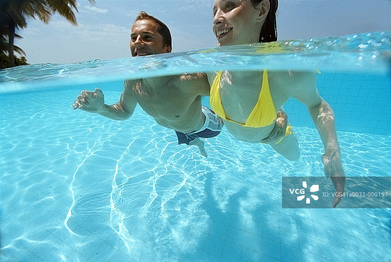 在海里游泳的情侣图片素材