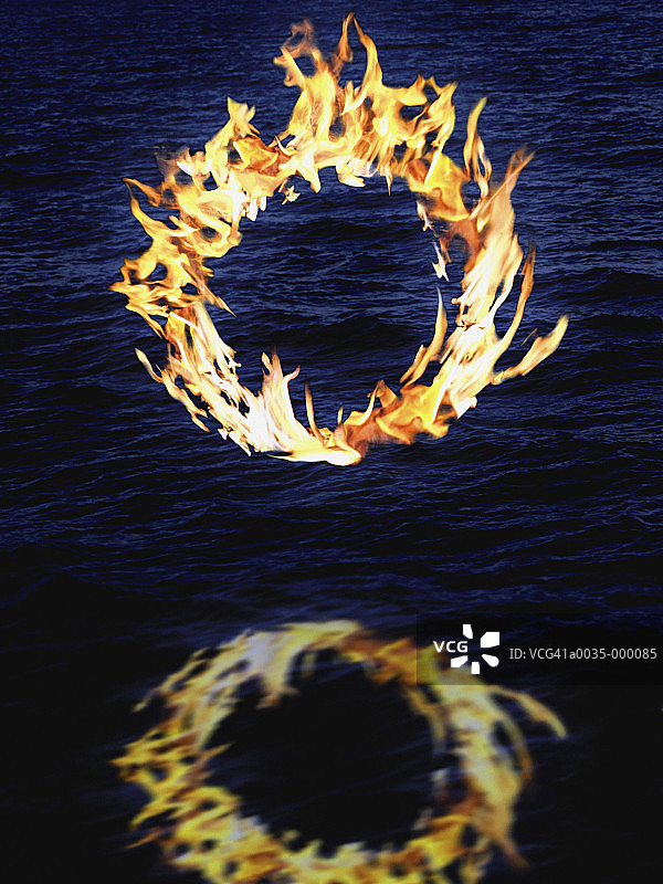 水上火焰环图片素材