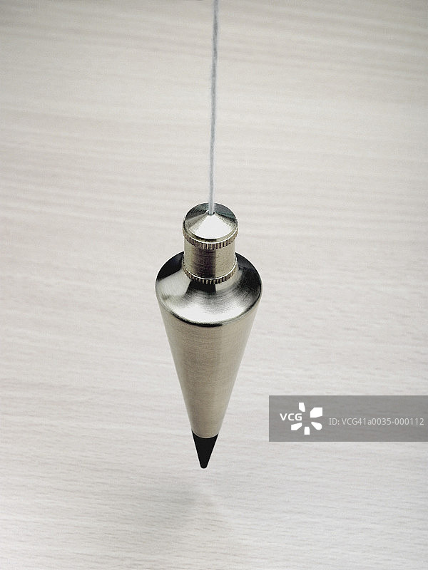 悬挂在绳子上的铅锤图片素材