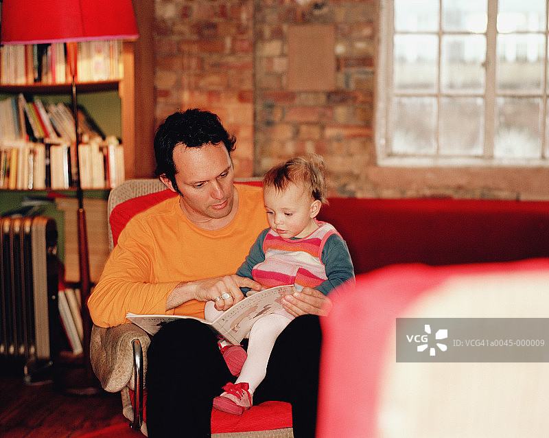 男人给女儿读书图片素材