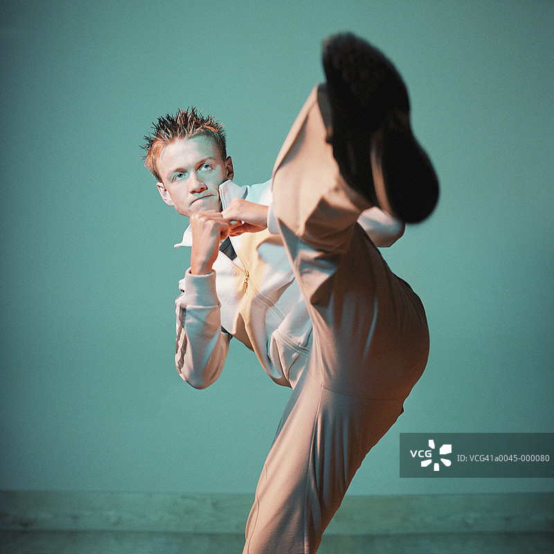 男人练习跆拳道图片素材