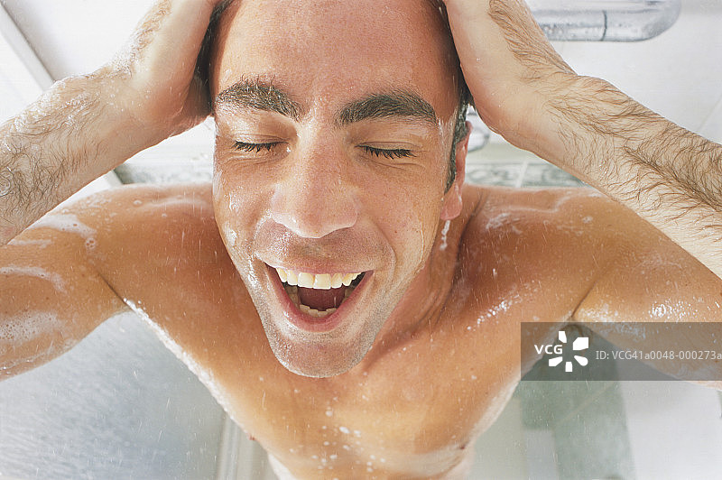男人在淋浴中清洗图片素材