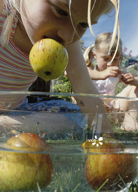 咬苹果的女孩图片素材