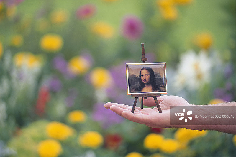 拿着蒙娜丽莎画像的人图片素材