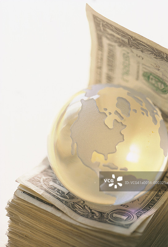 美元堆上的地球图片素材