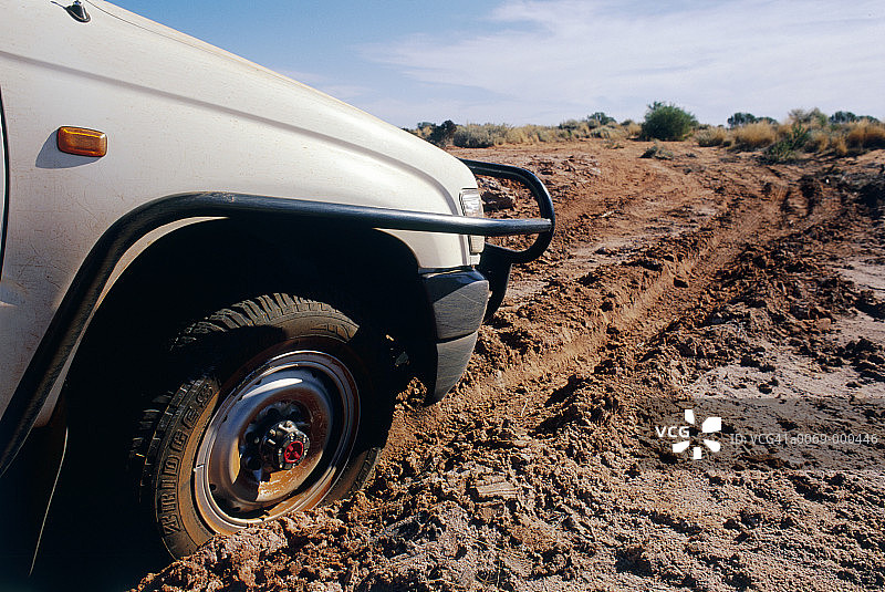 沙漠中的越野车图片素材
