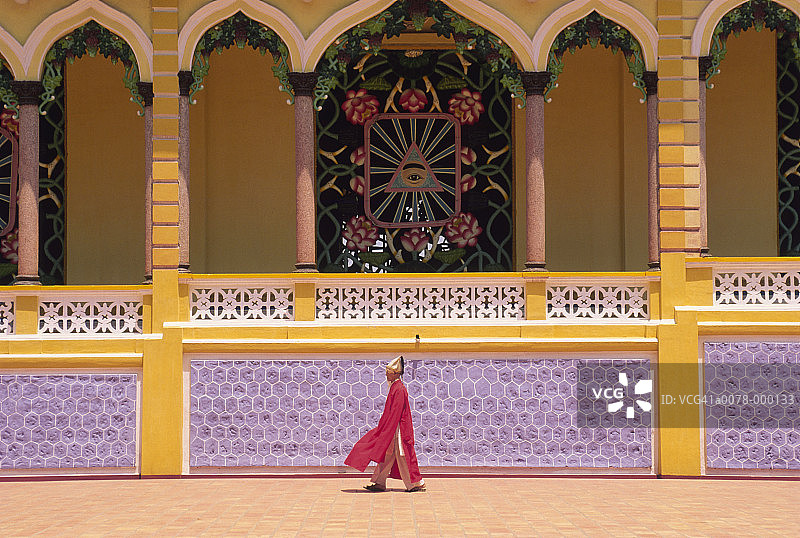 寺庙外的男子图片素材