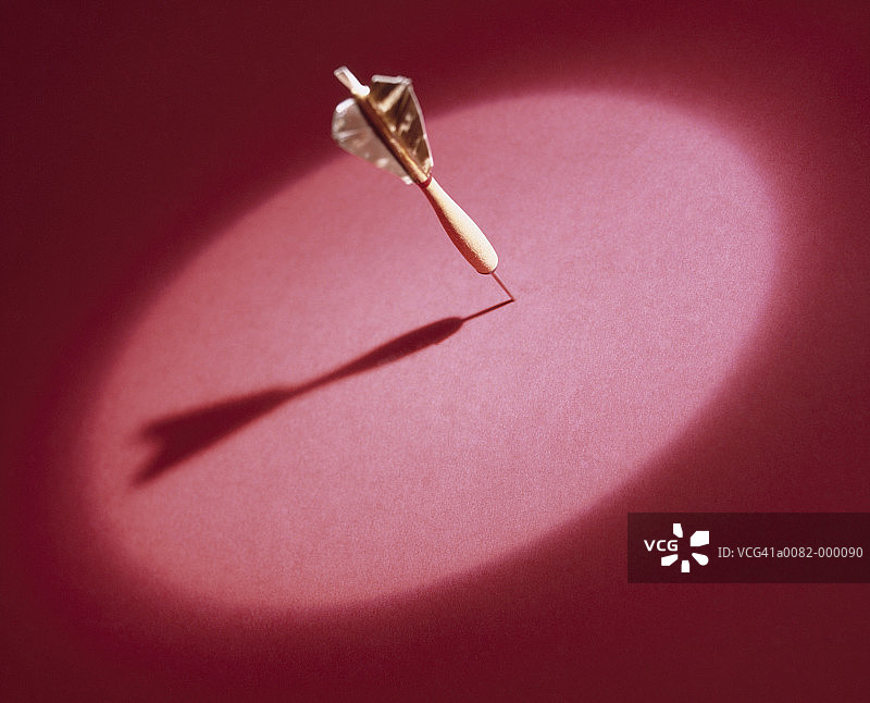 聚光灯下的飞镖图片素材