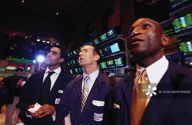 三个商人抬头向上看图片素材