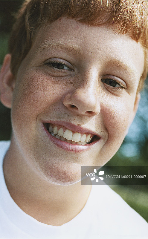 微笑的男孩图片素材