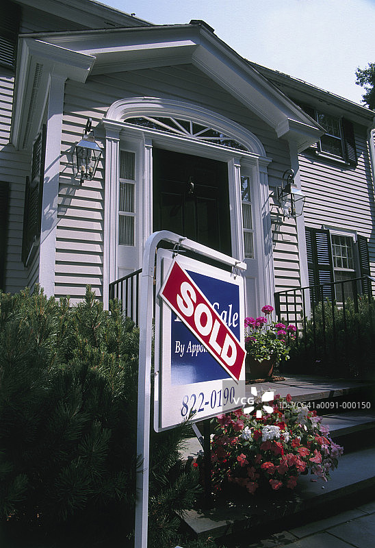 带有“已售”标志的房屋图片素材