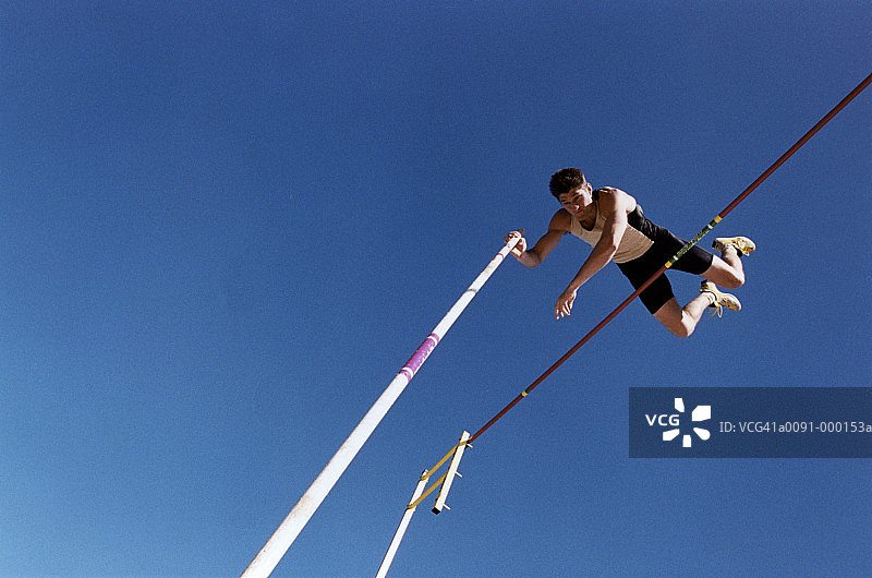 男子撑杆跳图片素材