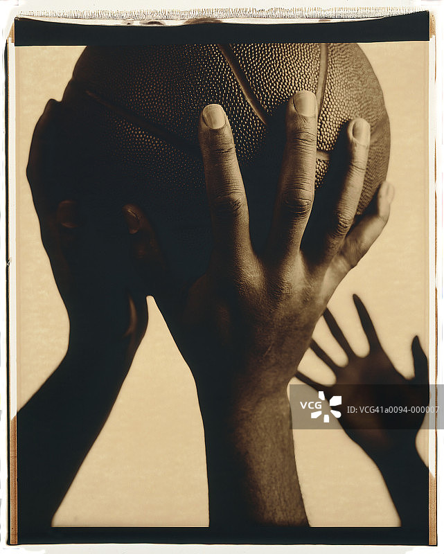 手持篮球图片素材