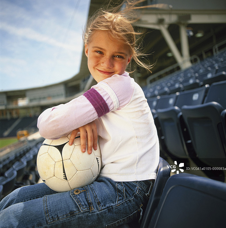 手拿足球的女孩图片素材