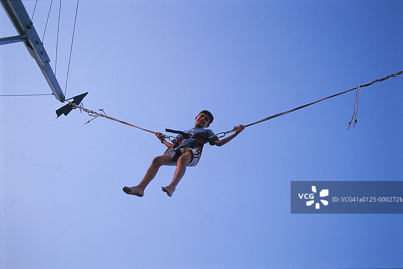 男孩蹦极图片素材