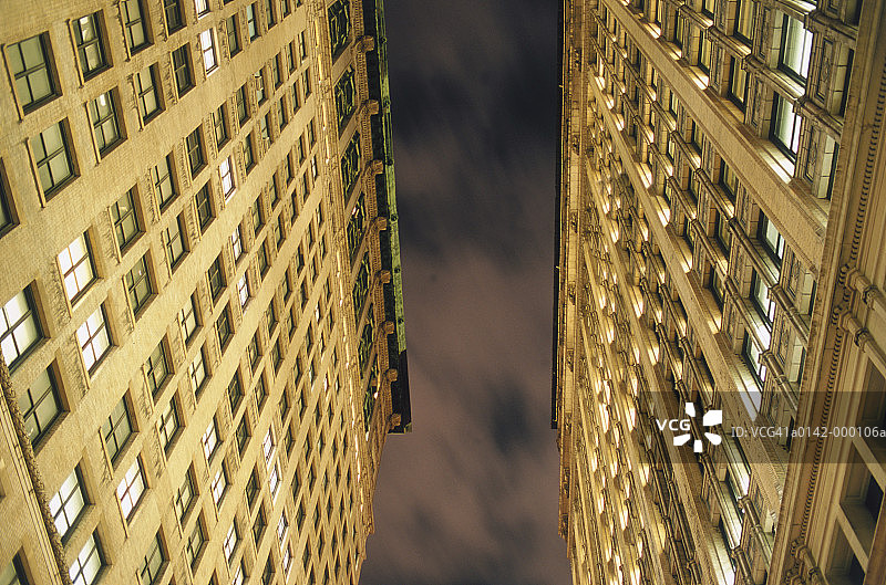 办公楼外观夜景仰视图片素材