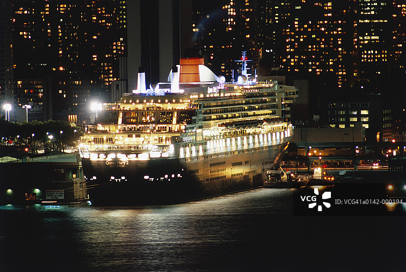 哈德逊河上的玛丽女王二号图片素材