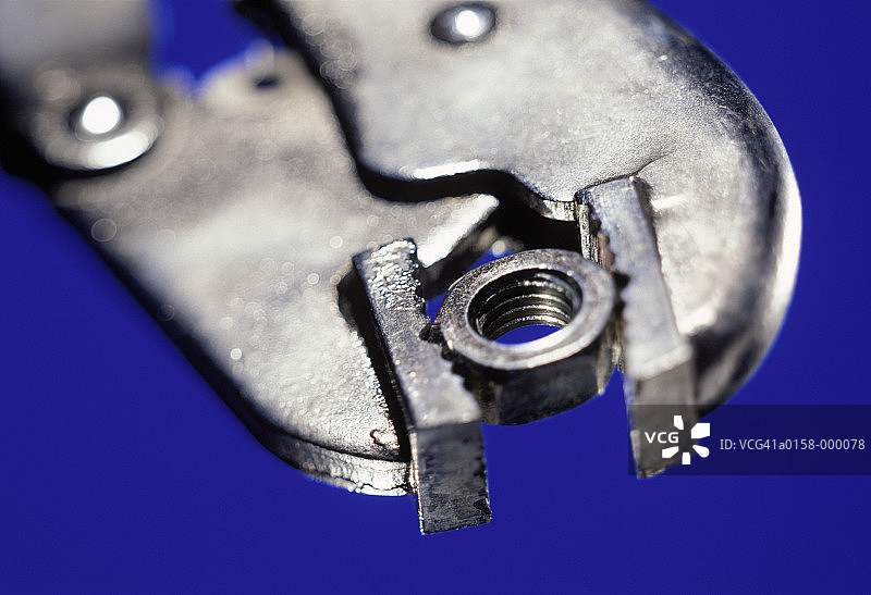 钳子夹紧紧固螺母图片素材
