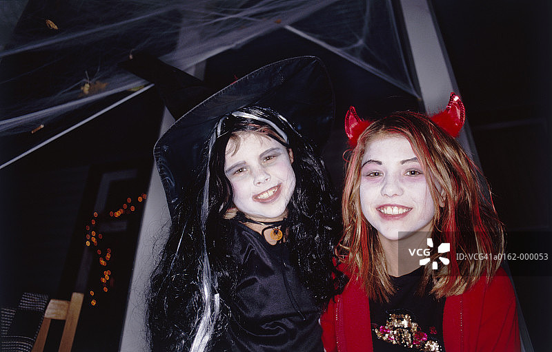 穿着万圣节服装的女孩图片素材