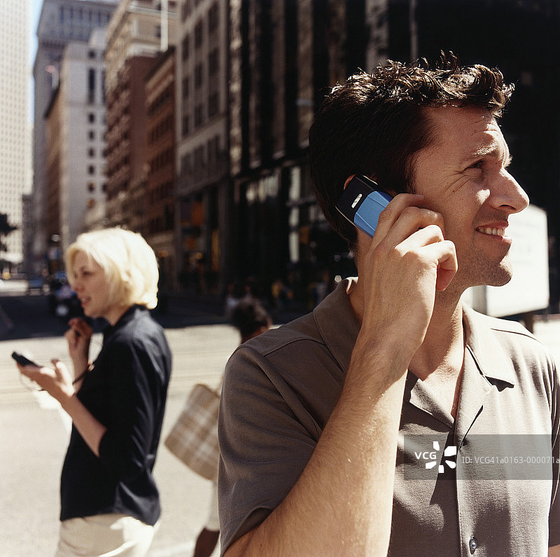 使用手机的行人图片素材