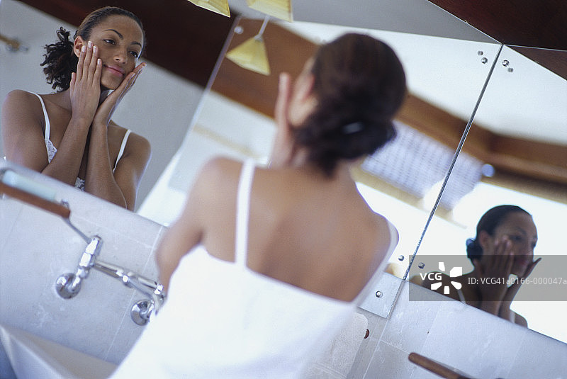 女人在浴室图片素材