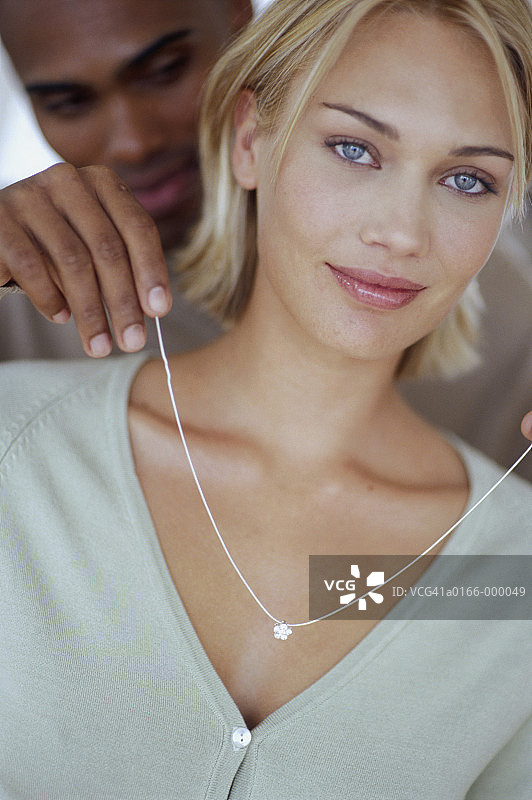 男人为女人佩戴项链图片素材