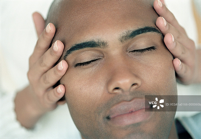 手部按摩男士太阳穴图片素材