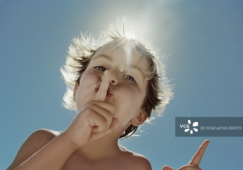 男孩在耳语图片素材