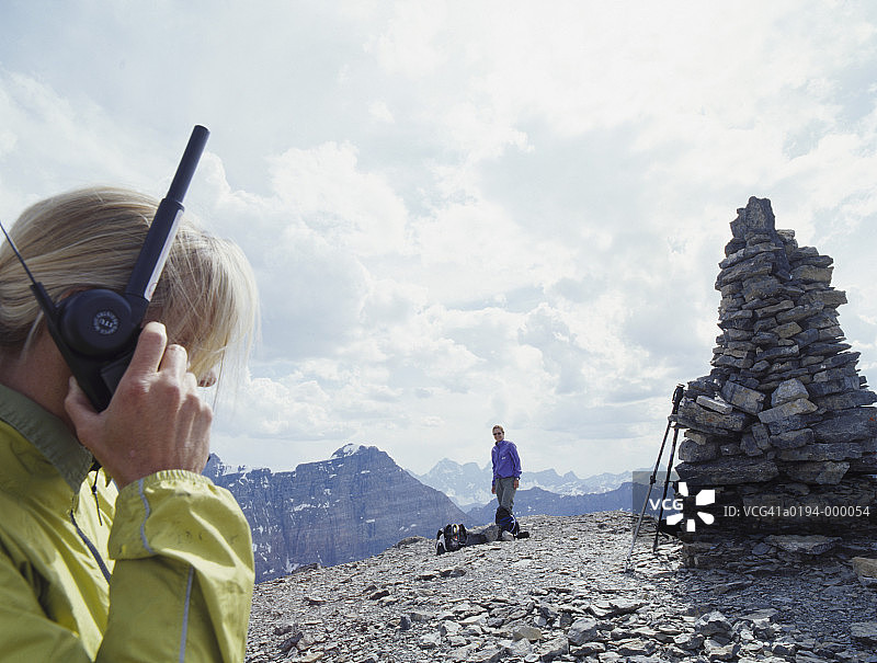 使用卫星电话的女人图片素材