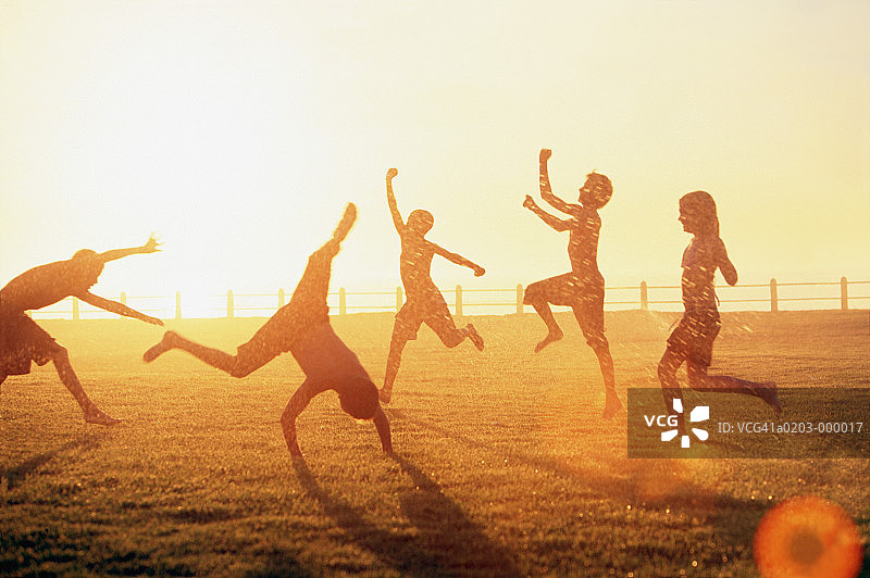 孩子们在洒水器中玩耍图片素材