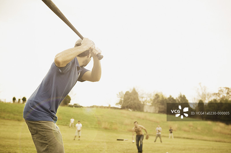 公园里的垒球运动员图片素材