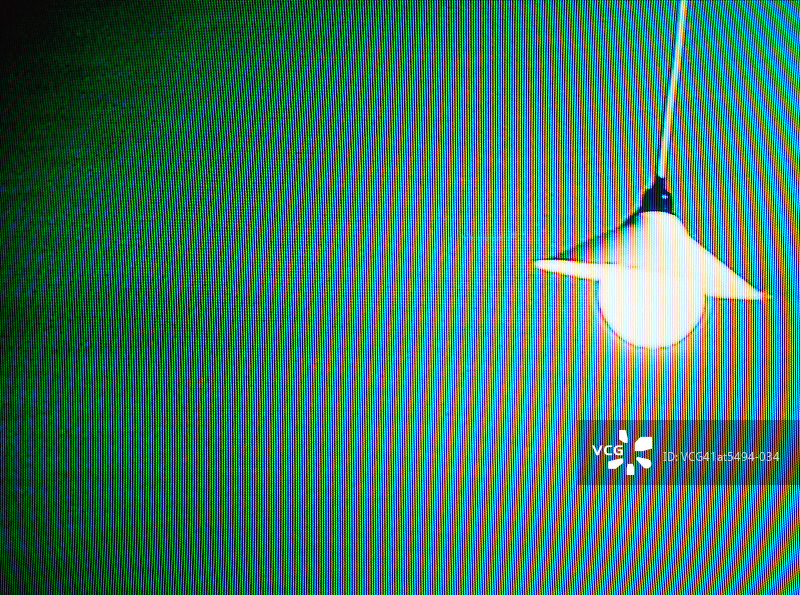 带裸露灯泡的灯，绿色背景（视频截图）图片素材