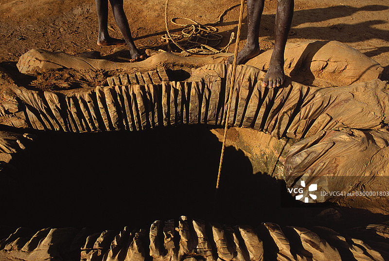 马里多贡部落汲水图片素材