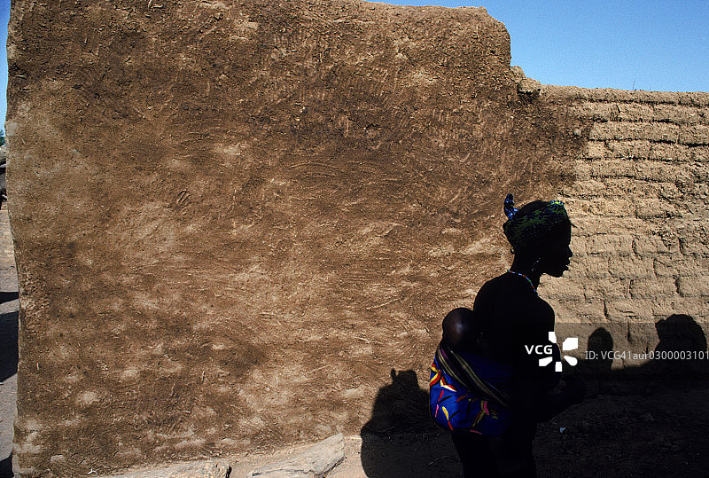 部落妇女和她的孩子，马里多贡部落，尤迪乌村，非洲图片素材