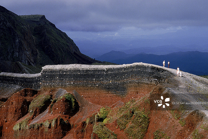 人们沿着新西兰塔拉威拉火山边缘行走图片素材