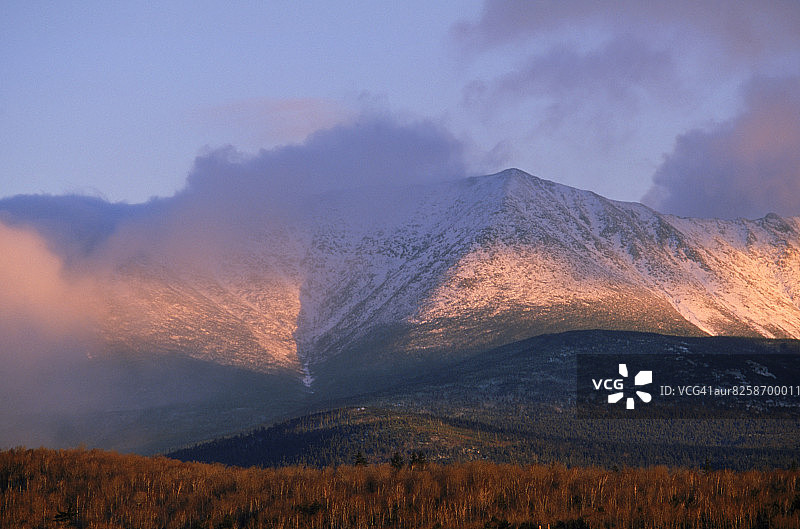 卡塔丁山的黎明景色，山顶飘着雪图片素材