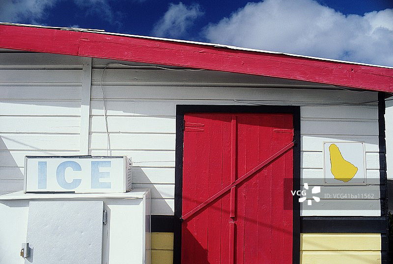 巴巴多斯酒吧外的制冰机图片素材