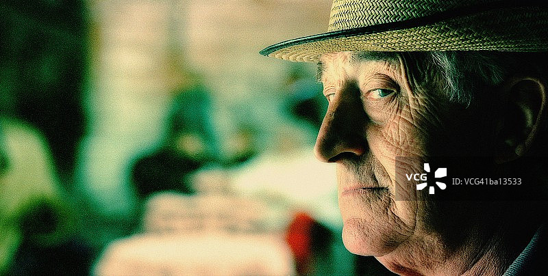 年长的男人眼角向外看，侧面特写图片素材