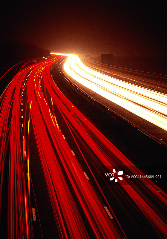 夜间高速公路车灯轨迹（长曝光）图片素材
