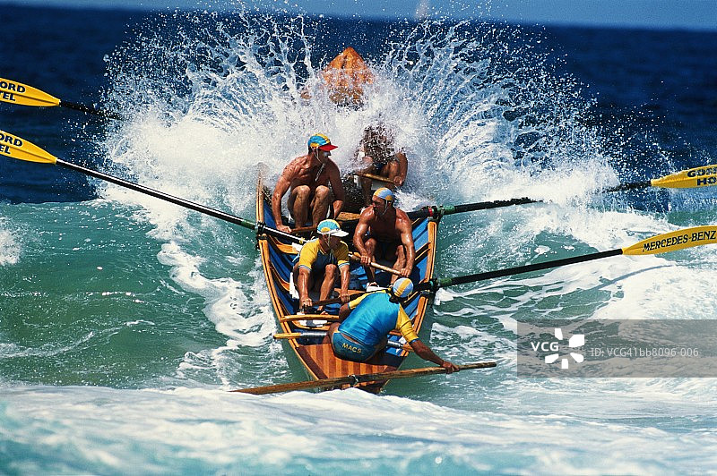 冲浪救生艇比赛，队员在悉尼冲浪区划船图片素材