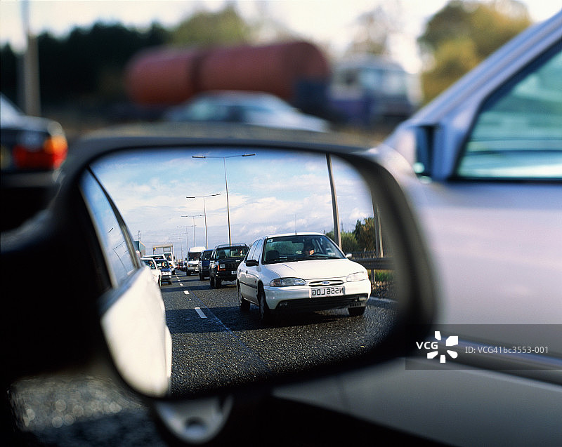 高速公路交通拥堵，后视镜视角，英格兰图片素材