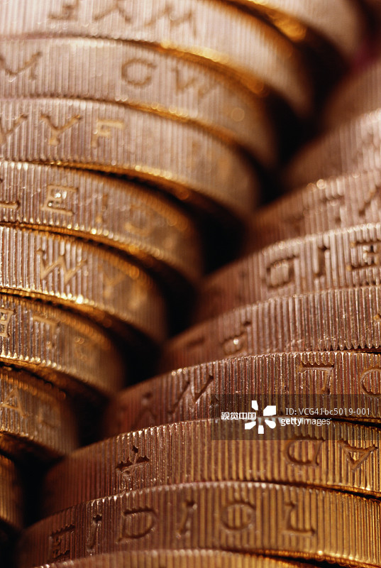 英国货币：一英镑硬币堆叠特写图片素材