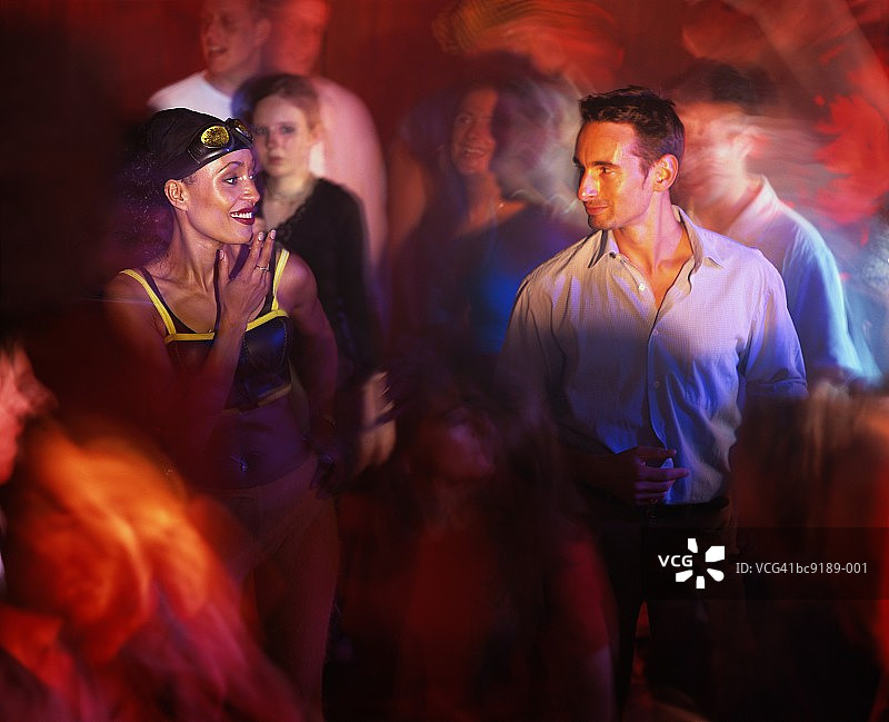 年轻情侣在俱乐部（动态模糊）图片素材